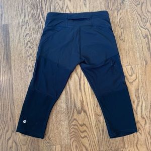 Lululemon black capris leggings w/ mesh
